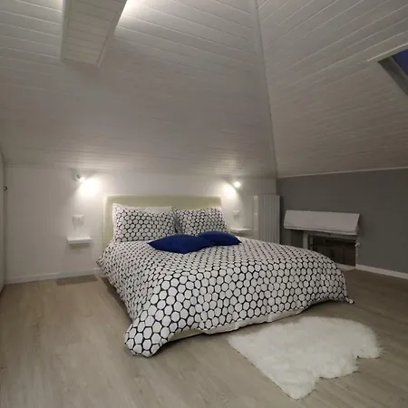 Apartment La Mansarda Di Juliette Desenzano del Garda